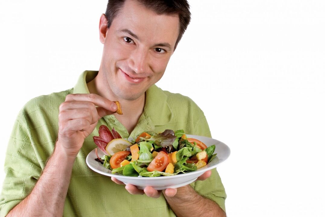 homme mangeant une salade de légumes pour le pouvoir
